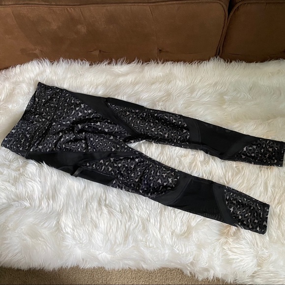 Fabletics High Waisted Leopard Ultracool Leggings - Picture 4 of 16